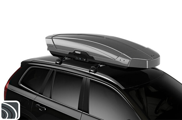 Thule Motion XT XL Titan Glossy schuin op auto